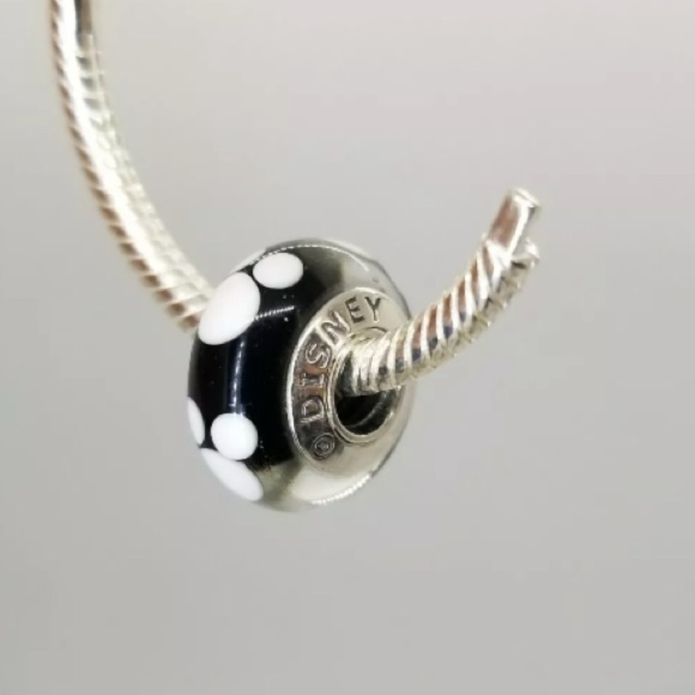 Pandora Mickey and Minnie mouse Murano set. - Picture 13 of 13
